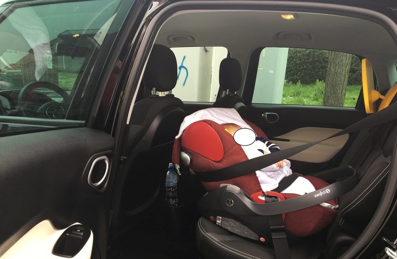 Bambino in auto sotto il sole, dramma sfiorato