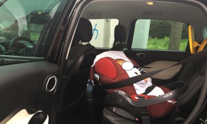 Bambino in auto sotto il sole, dramma sfiorato