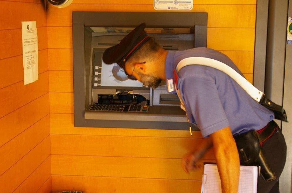 Bevilacqua, i ladri fanno esplodere un bancomat