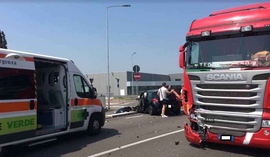 Botto in zona industriale, auto finisce contro un camion