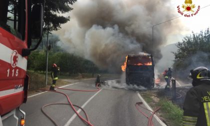 Bus Atv a fuoco, tanta paura