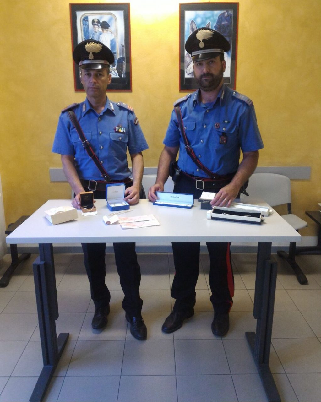 Sembra coppia “distinta”, in realtà truffa il gioielliere