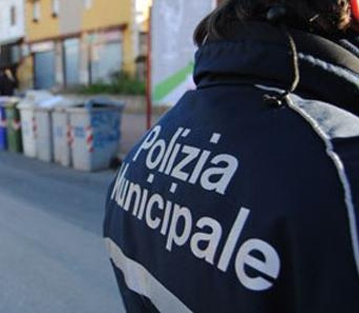 Dà in escandescenze e aggredisce l’agente