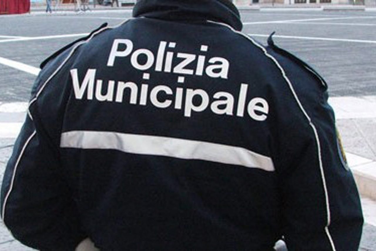 Danneggia i cartelli ma lascia lì la targa