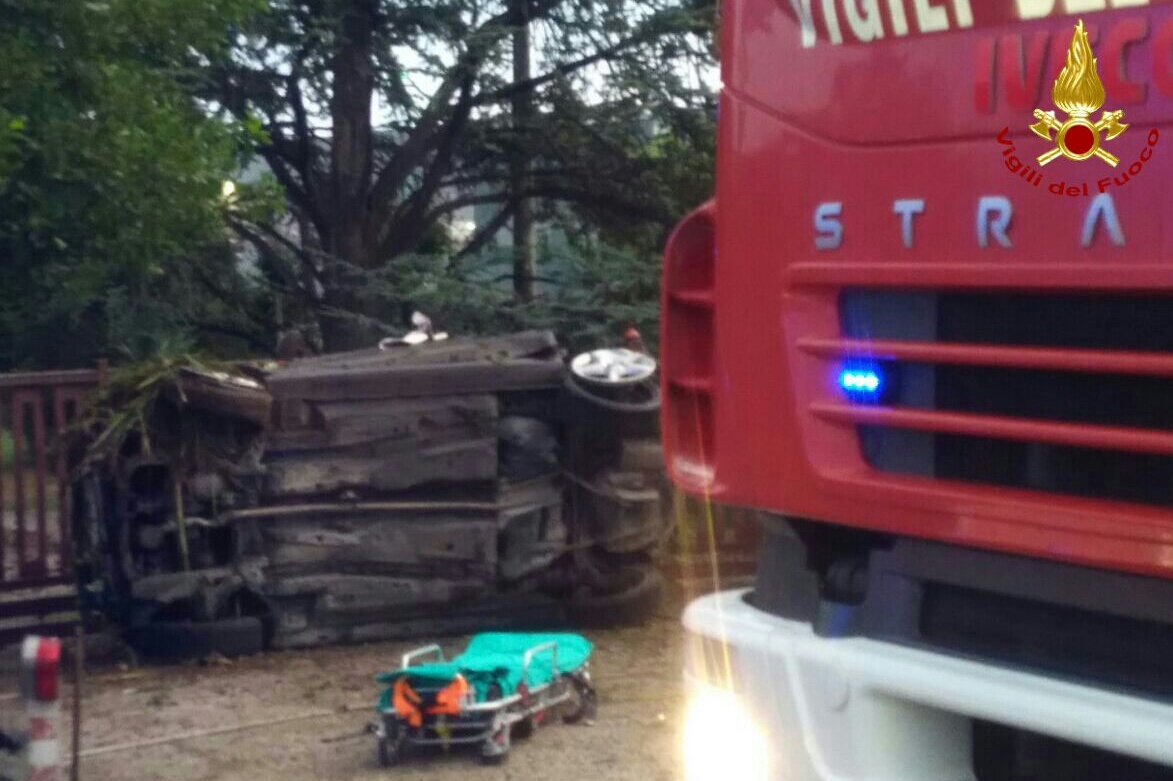 Esce di strada con l’auto, muore una 24enne