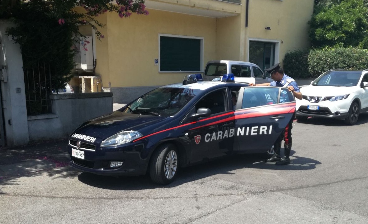 Forza le serrature delle auto in sosta, arrestato un moldavo