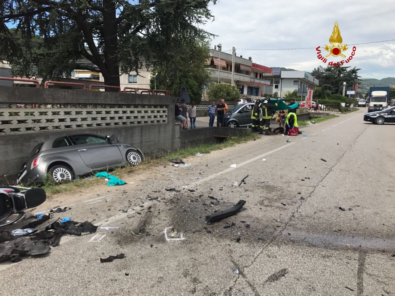 Frontale tra auto, 3 feriti