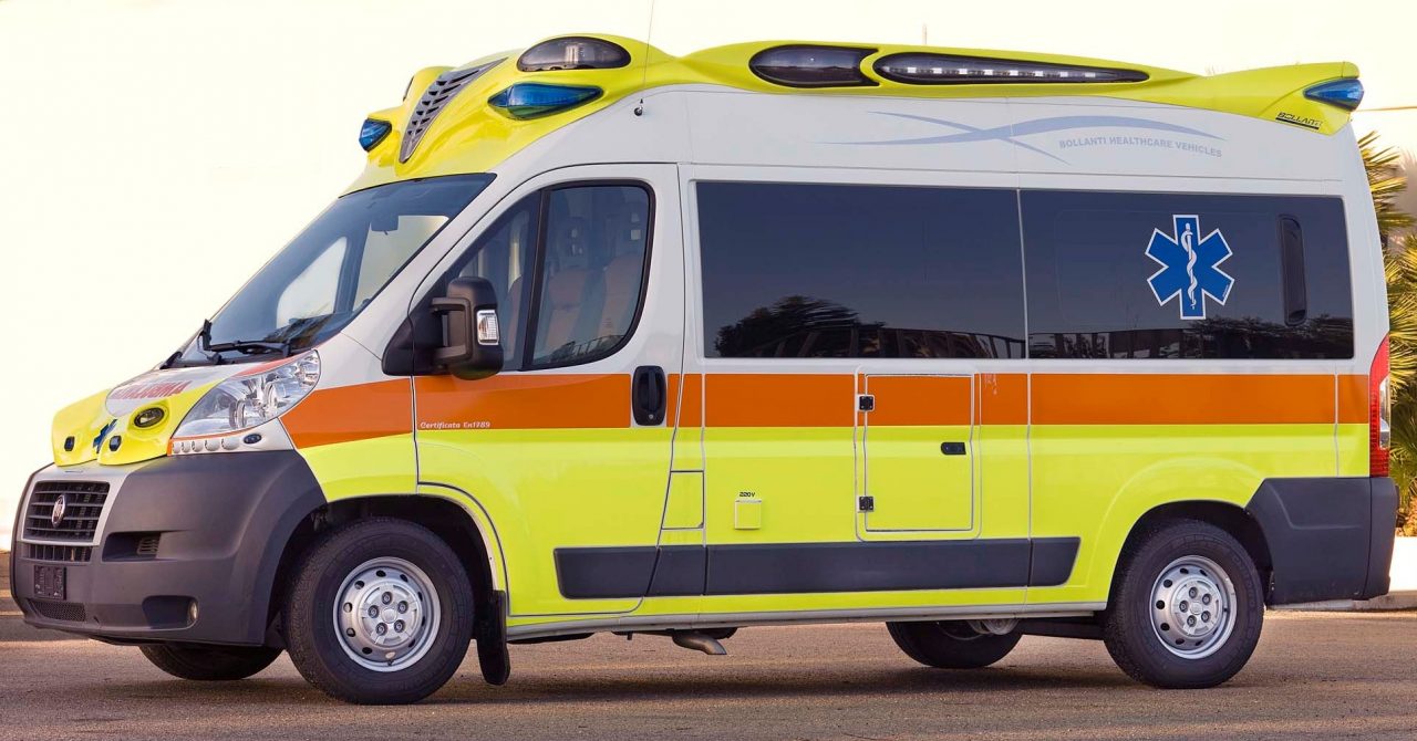 Frontale tra auto, 4 feriti gravi