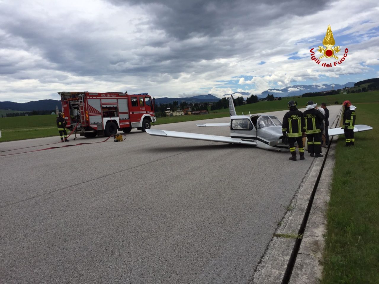 Il carrello non si apre e l’aereo atterra “di pancia”