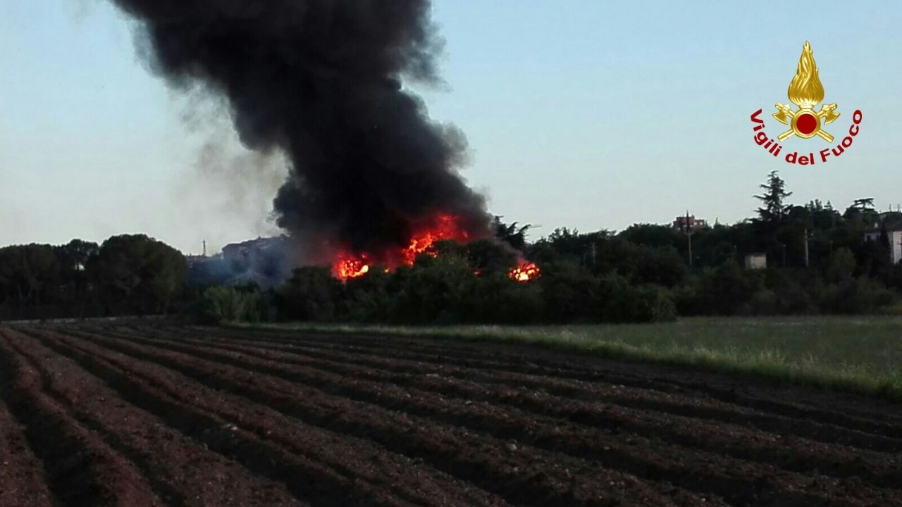 Incendio al Couver tennis, colonna di fumo visibile da parecchi chilometri