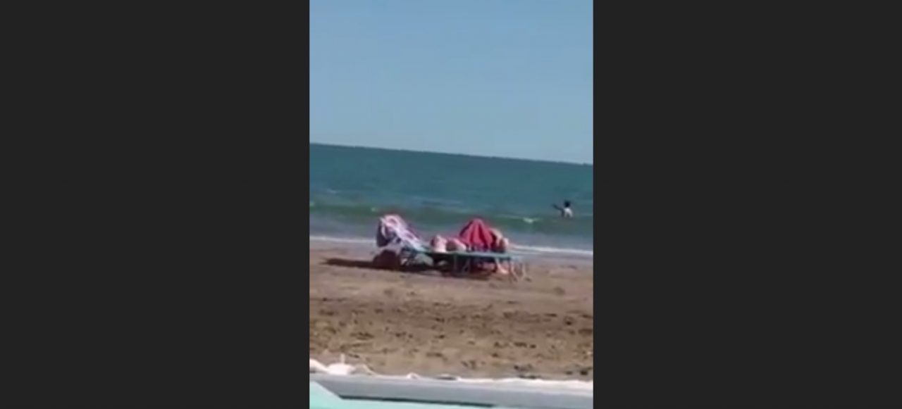 Jesolo, sesso in spiaggia tra i bambini