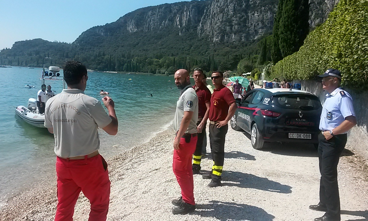 Lago di Garda, notte di terrore: si tuffano ma la barca si allontana