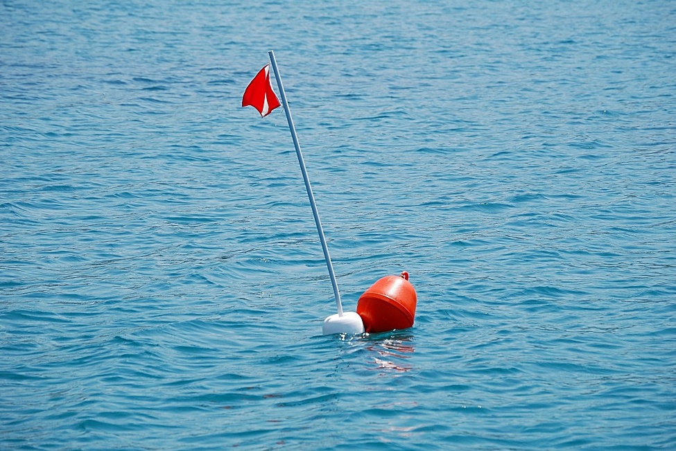 Lago di Garda, sequestrate boe abusive