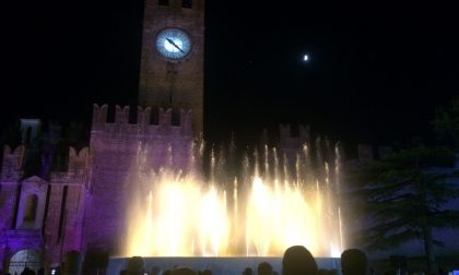 Lo spettacolo della fontana davanti al castello