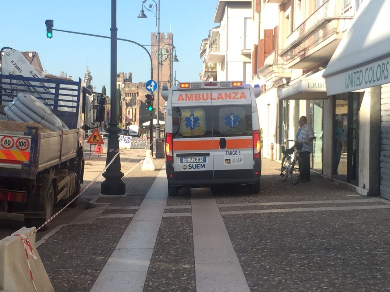 Malore in pieno centro, attimi di paura a Villafranca