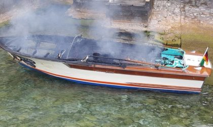 Motoscafo va a fuoco, paura sul Garda