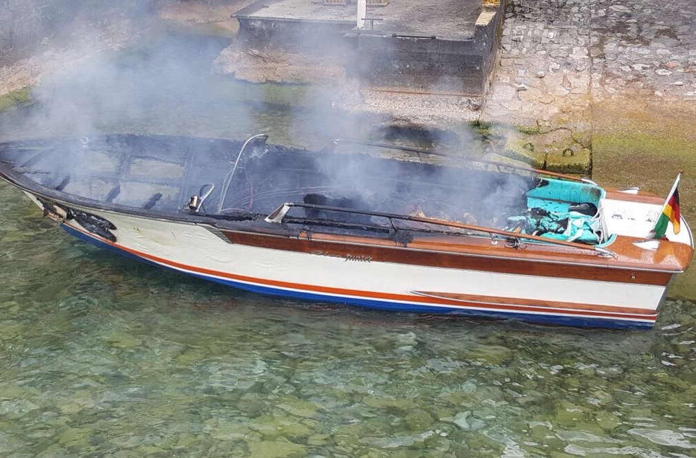 Motoscafo va a fuoco, paura sul Garda