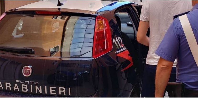 Pretendeva con la forza di controllare il cellulare della ex, arrestato 22enne per stalking