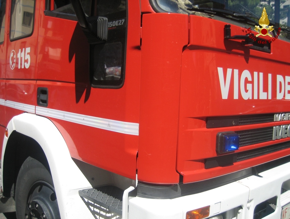 Rischia di affogare in un canale, un uomo la salva