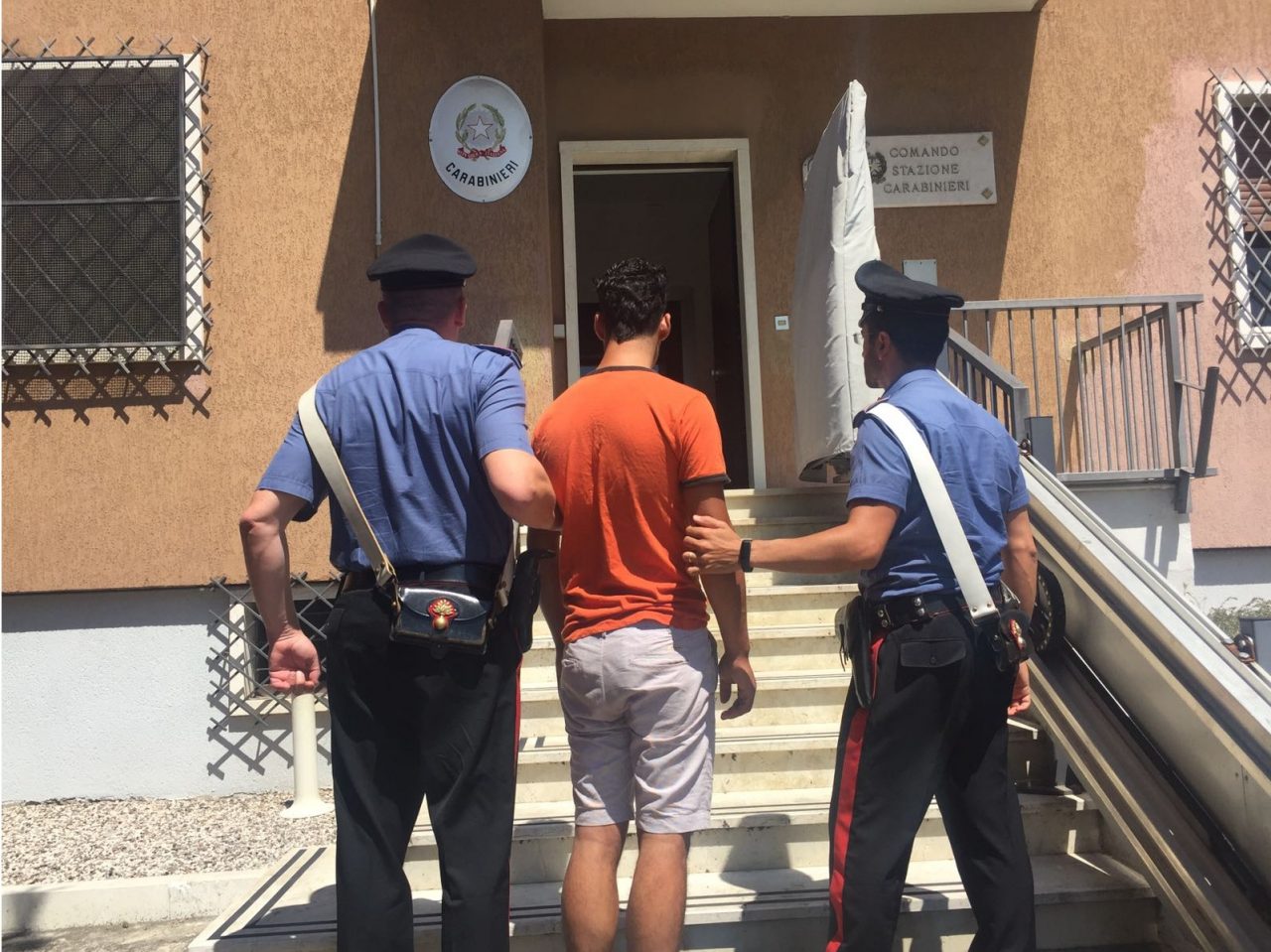 Ruba da mangiare al supermercato, arrestato 23enne