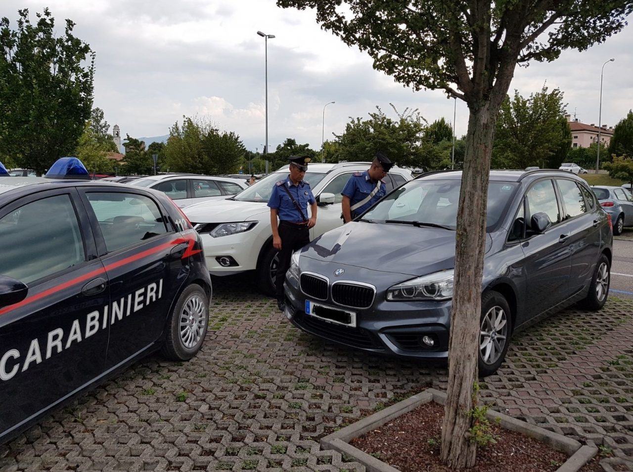 Ruba su un’auto in sosta, preso