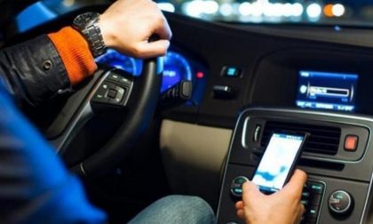 Cellulare alla guida, ritiro patente fino a 6 mesi