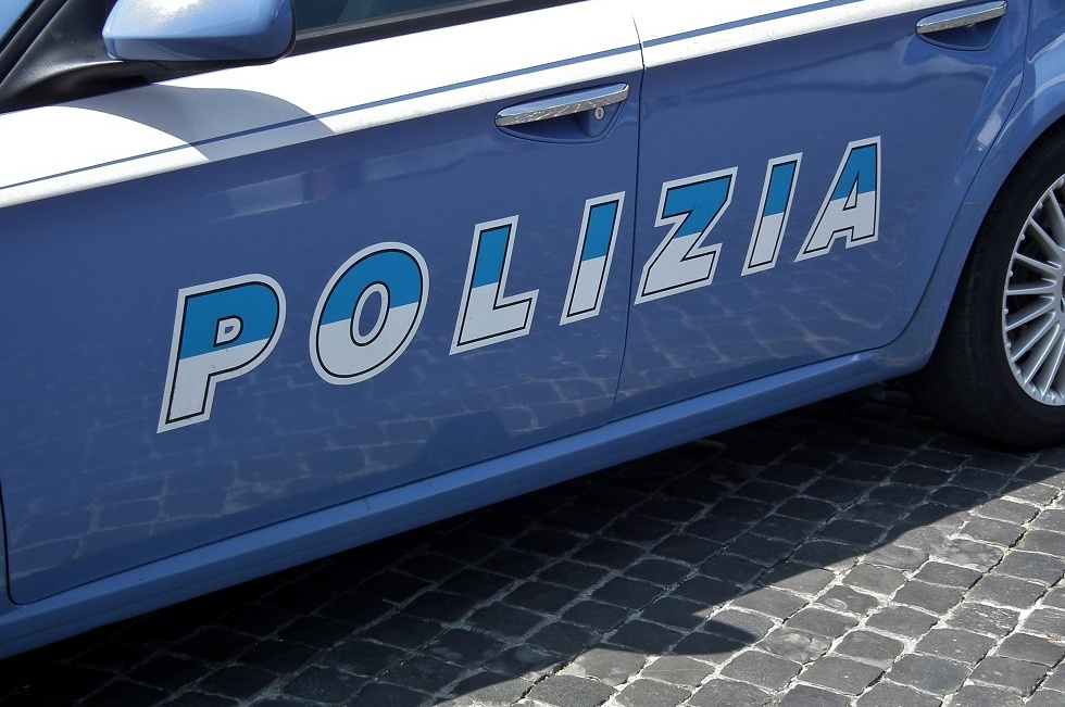 Tenta di gettarsi nel vuoto, poliziotto lo salva