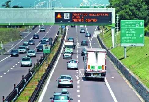 Traffico e code, autostrada in tilt
