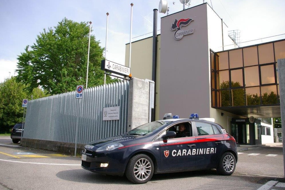 Va al bar e ruba il borsello con l’incasso