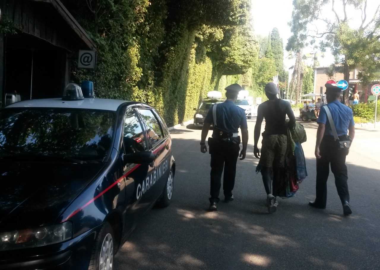 Venditori abusivi, decine di fermati sul Garda