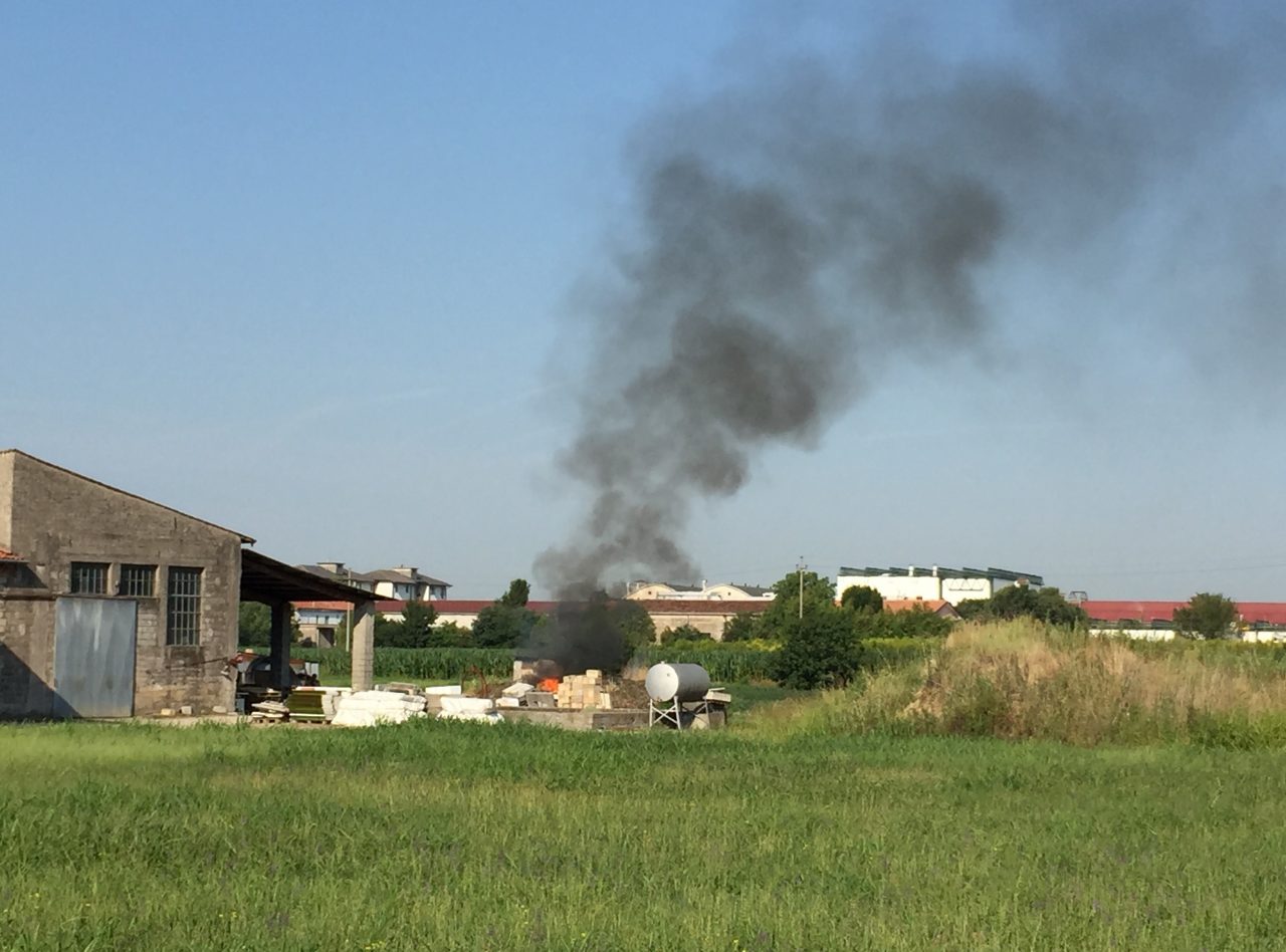 Villafranca, materassi e mobili bruciati all’aria aperta
