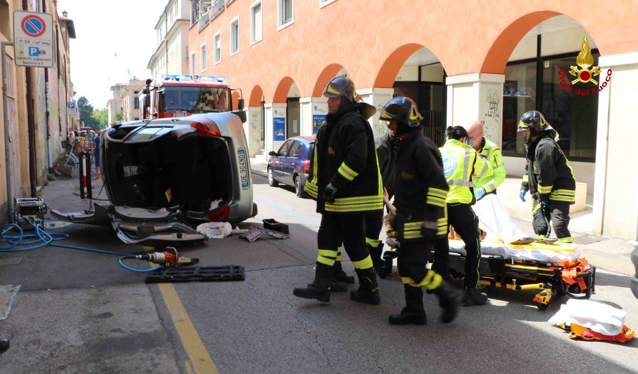 91enne si rovescia con l’auto. LE IMMAGINI