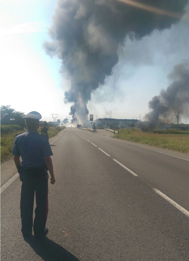 A fuoco autocisterna sulla Porcilana. FOTO E VIDEO