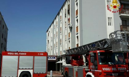 A fuoco un'abitazione, una donna ustionata