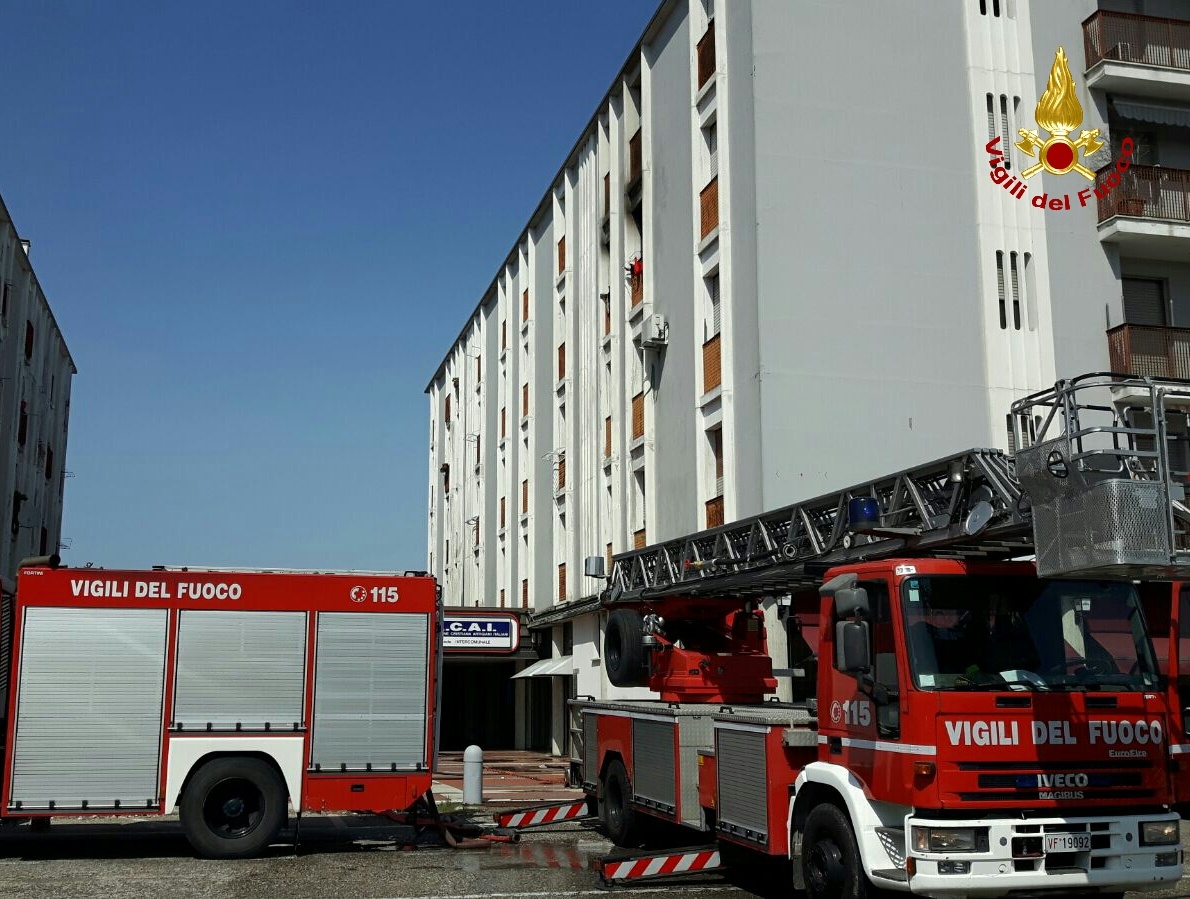 A fuoco un’abitazione, una donna ustionata