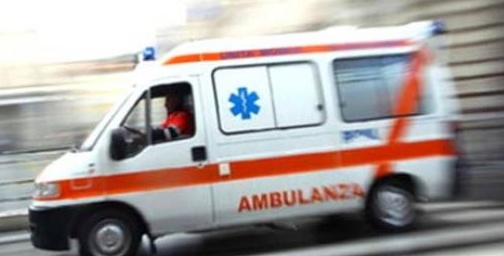 Bimbo si chiude in auto, mamma lo ritrova non cosciente
