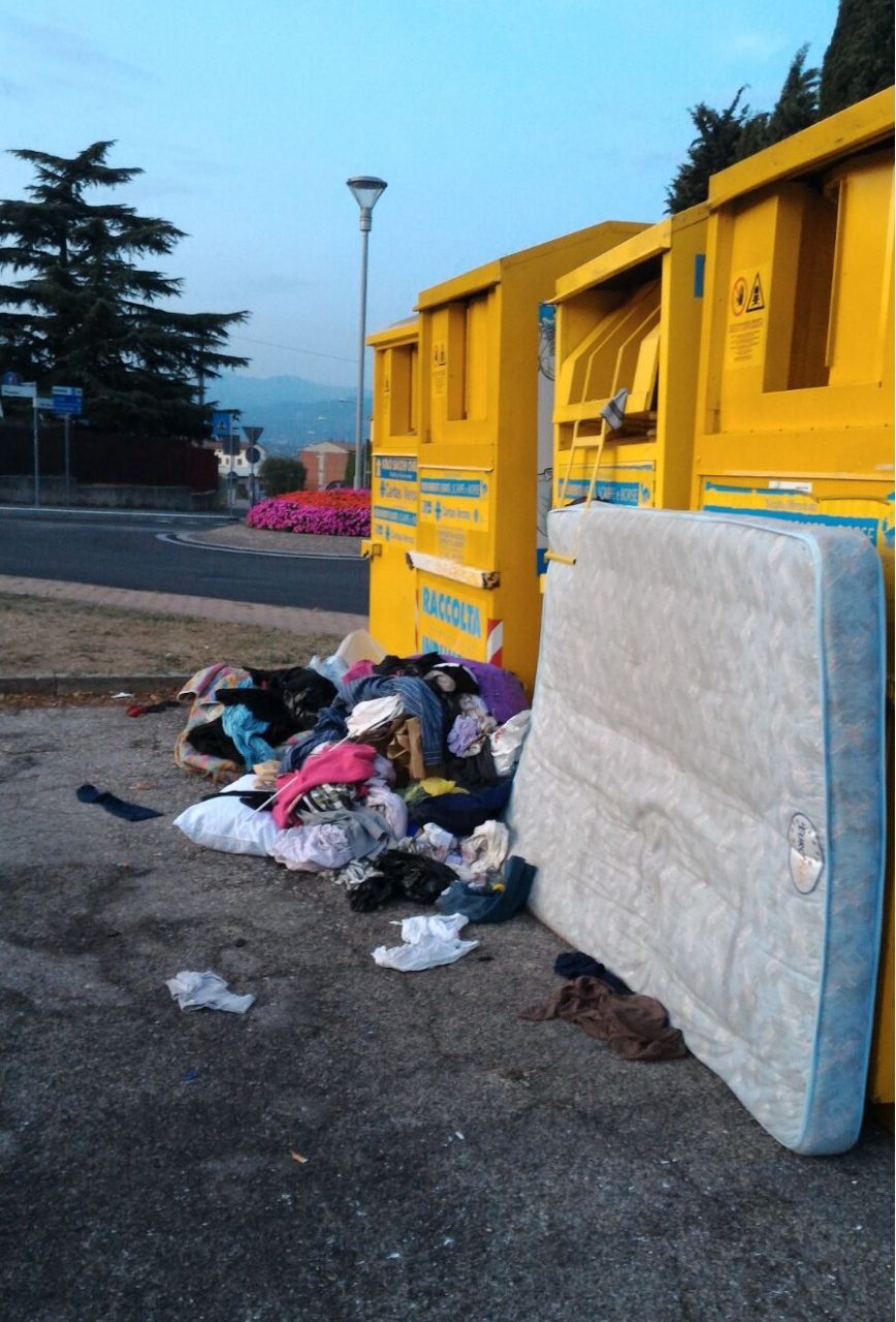 Bussolengo, degrado ai cassonetti dell’Humana