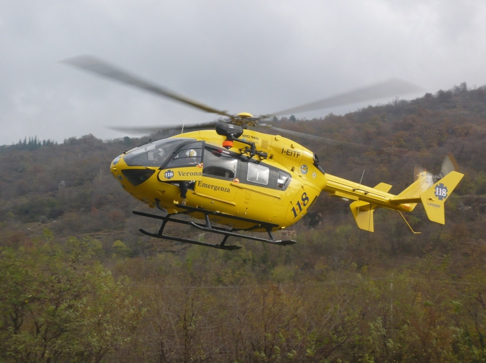 Cade con il parapendio, è grave