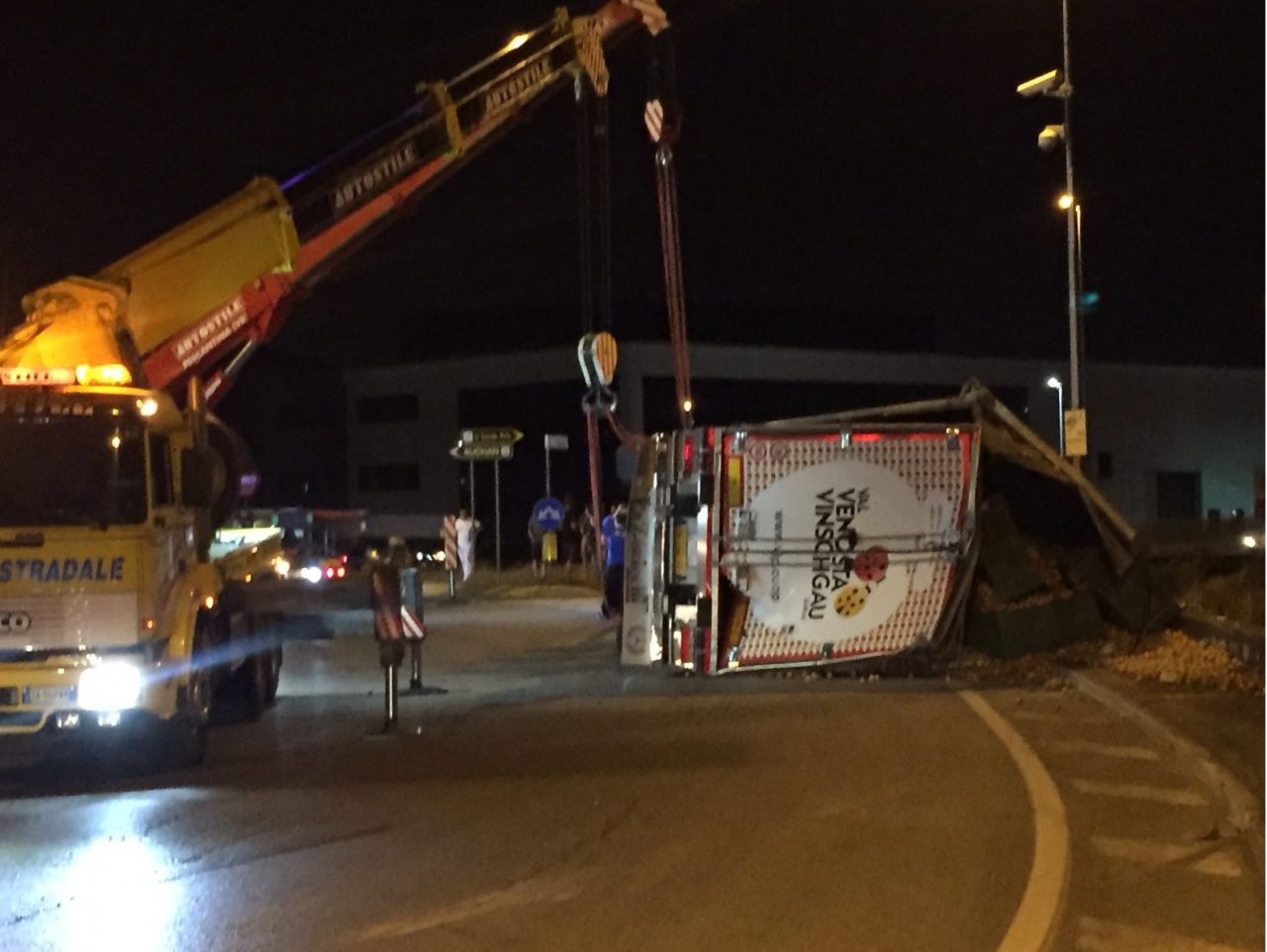 Camion si rovescia vicino alla Grande Mela. LE IMMAGINI