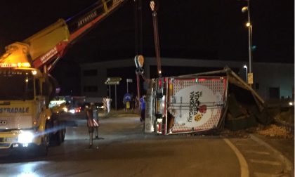 Camion si rovescia vicino alla Grande Mela. LE IMMAGINI
