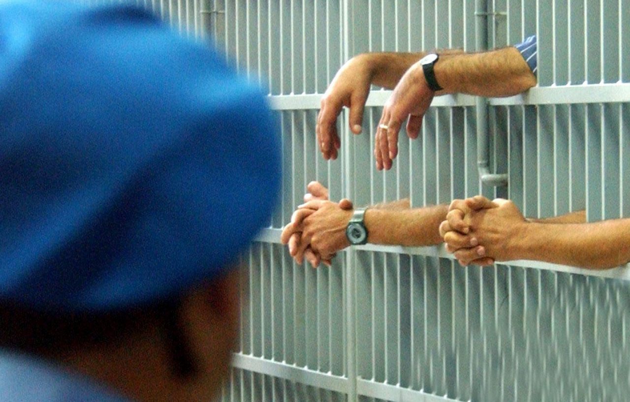 Detenuto tenta il suicidio in cella, i poliziotti gli salvano la vita