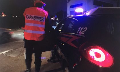 Due giovani feriscono e rapinano un clochard