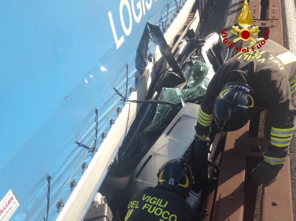 FOTO Smart stritolata da un camion, illesa la passeggera