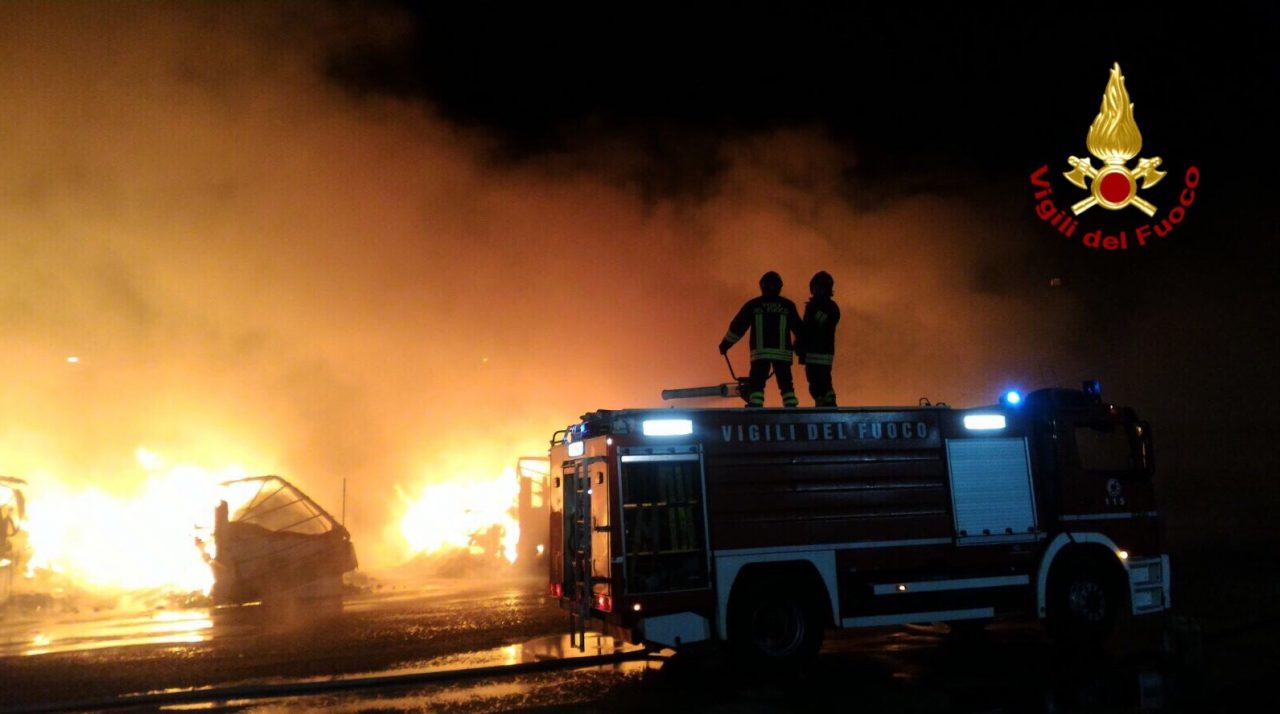 Fiamme in un deposito, in fumo rimorchi e motrici