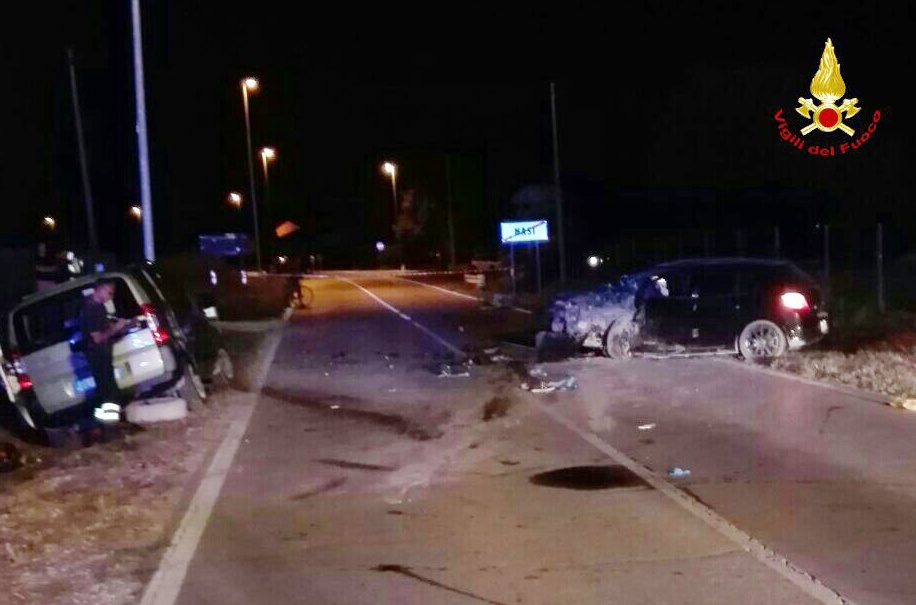 Frontale tra auto: un morto e sei feriti