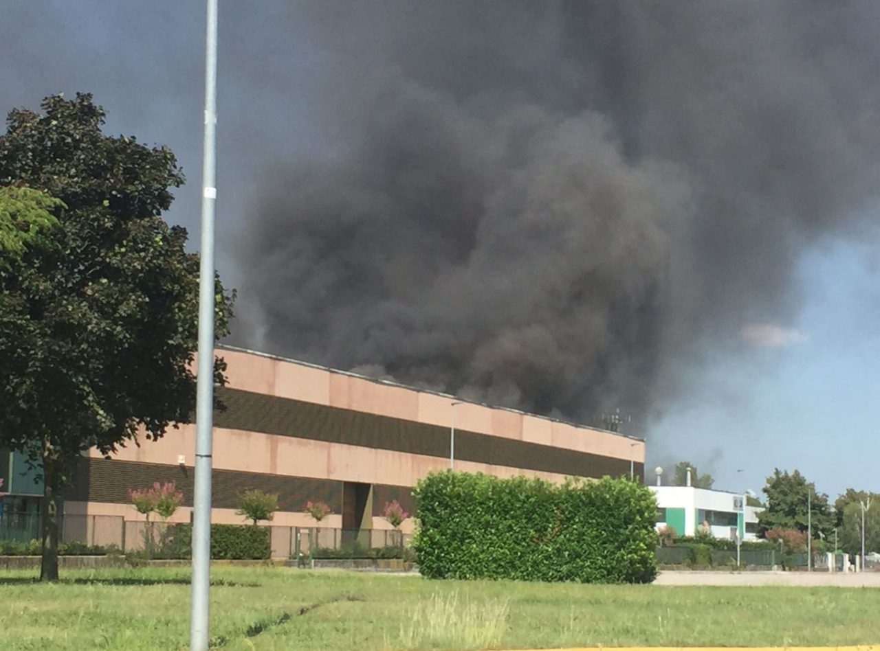 Incendio alla Vidori, rifiuti in fiamme