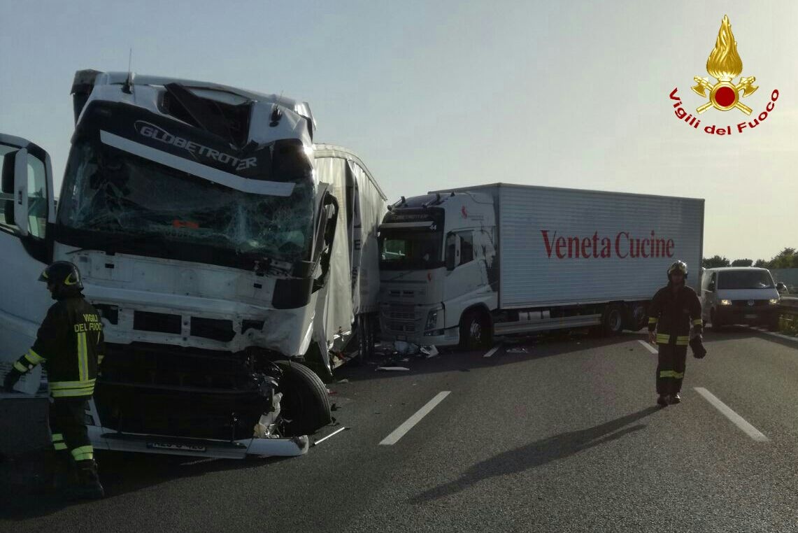 Incidente in A4, cinque feriti tra i quali un bambino