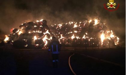 Inferno di fuoco in un fienile all'aperto. FOTO e VIDEO