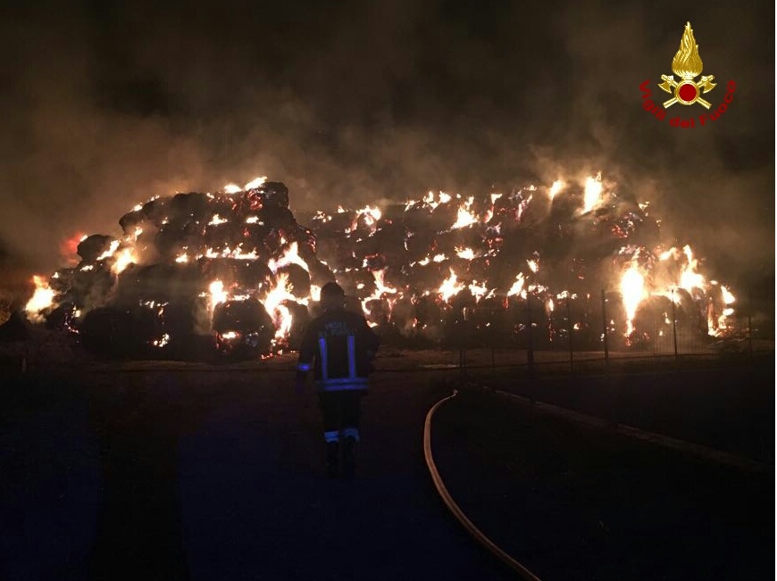 Inferno di fuoco in un fienile all’aperto. FOTO e VIDEO