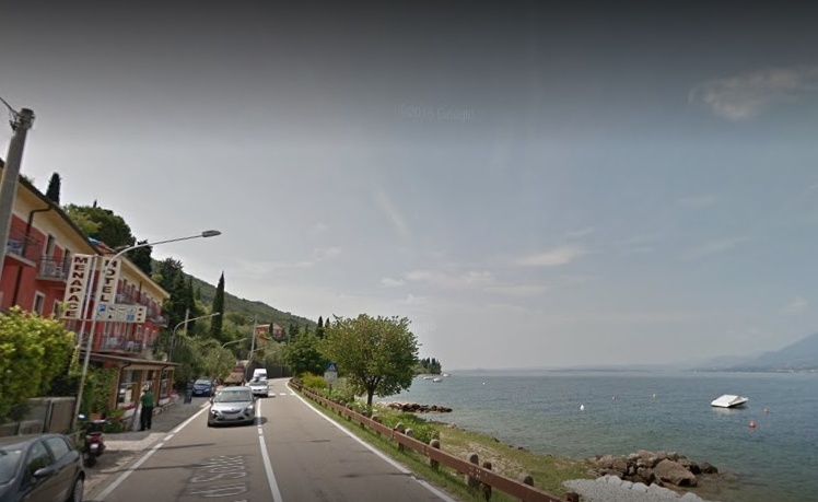 Lago di Garda, scivola e finisce sugli scogli: grave